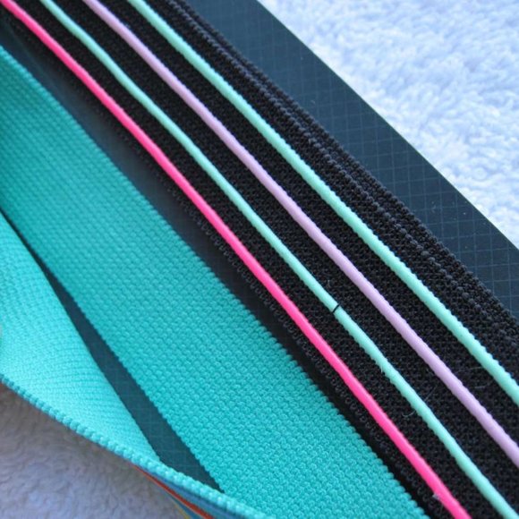 Scunci Everyday & Active No Slip Silicone No Metal Damage Comfy Head Bands Black - Picture 13 of 16